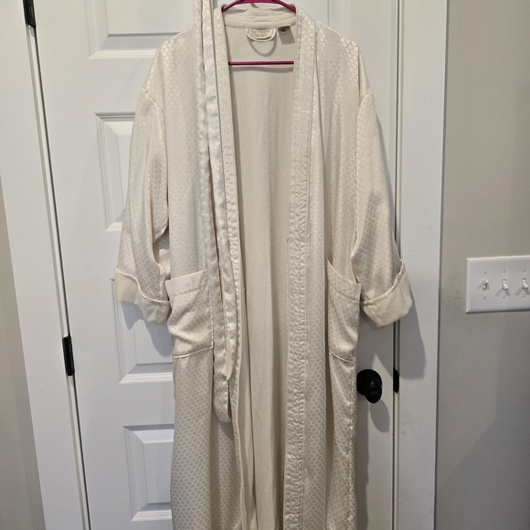 Victoria's Secret Cream Patterned Robe - Picture 2 of 7